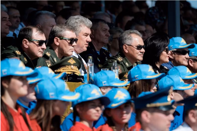 Hình ảnh Bộ trưởng Sergey Shoygu ngồi ở khán đài chăm chú theo dõi các màn trình diễn được chính các binh sĩ thuộc một số đơn vị thuộc Không quân Nga thực hiện. Nguồn ảnh: Rusmil.