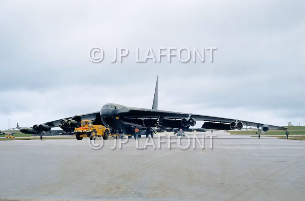 Đảo Guam nằm ở bờ Tây của Thái Bình Dương, cách đảo Luzon của Philippine khoảng 2500 km và cách Hà Nội khoảng... 4200 km. Trong chiến tranh Việt Nam, sân bay quân sự Andersen trên đảo Guam là điểm tập kết các máy bay B-52 để tham gia vào hoạt động ném bom đánh phá miền bắc Việt Nam. Nguồn ảnh: Jplaffont.