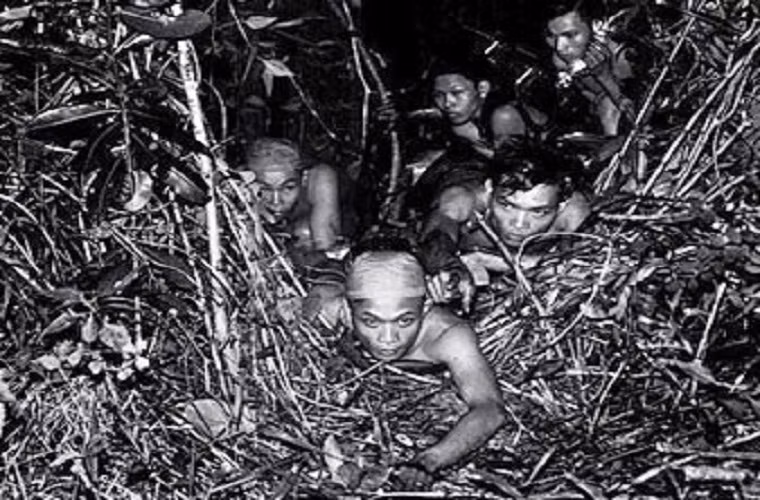 Đặc công rừng Sác là một trong những lực lượng chiến đấu đặc biệt của quân đội ta trong Chiến tranh Việt Nam với khả năng xuất quỷ nhập thần trên chiến trường. Vào đêm ngày 2, rạng sáng mồng 3/12/1973, Đặc công rừng Sác đã có một trận đánh táo bạo gây tiếng vang chấn động địa cầu với việc tấn công tổng kho xăng dầu Nhà Bè, kho chứa nhiên liệu lớn nhất miền Nam Việt Nam lúc bấy giờ. Nguồn ảnh: VietNamNet.