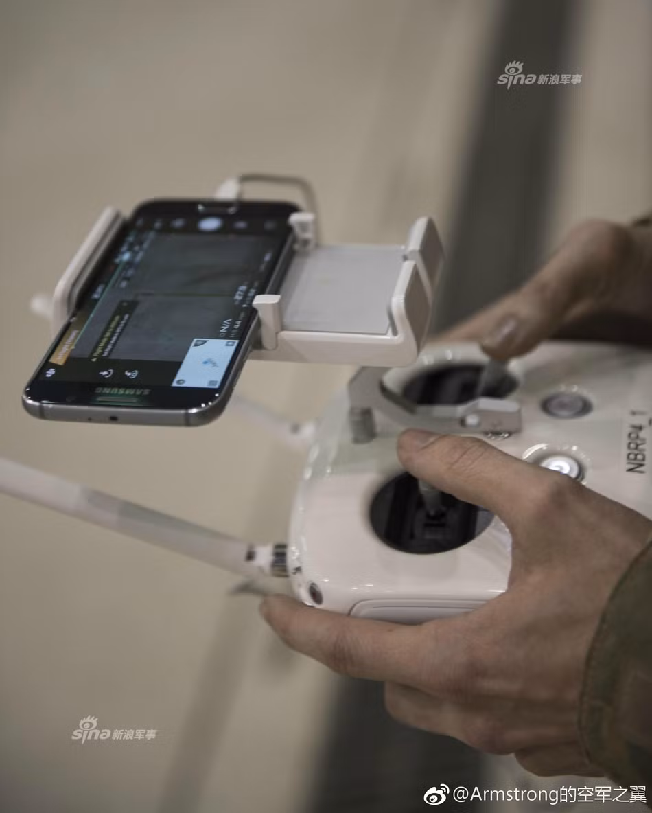 Bên dưới thiết bị bay sẽ được gắn một máy quay, truyền hình ảnh trực tiếp về màn hình điện thoại gắn trên tay cầm để người lính có thể thu thập tin tình báo theo thời gian thực một cách dễ dàng. Trong những môi trường tác chiến phức tạp như trong môi trường đô thị, việc có khả năng thu thập được tin tình báo nhanh chóng và chính xác như này là điều cực kỳ quan trọng. Nguồn ảnh: Arms.