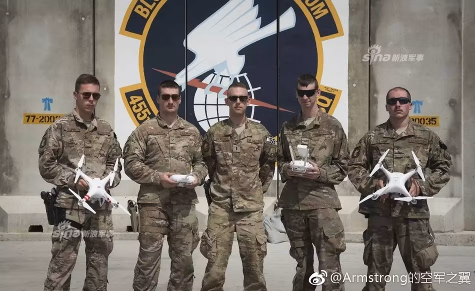 Sau màn trình diễn rất ấn tượng của các máy bay điều khiển từ xa cỡ nhỏ hay còn được gọi là flycam trên chiến trường Trung Đông khi phiến quân IS sử dụng loại máy bay này để ném bom Quân đội Iraq thì nhiều nước trên thế giới, bao gồm cả Mỹ và Trung Quốc đã tìm cách huấn luyện binh lính của mình sử dụng loại phương tiện chiến tranh kiểu mới này. Nguồn ảnh: Arms.