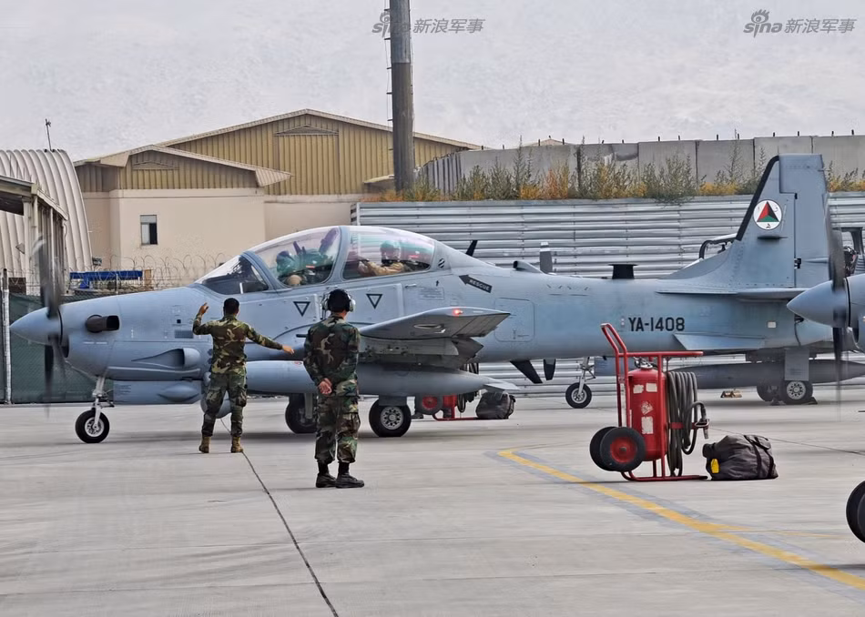 A-29 được trang bị 2 súng 12,7 ly với cơ số đạn tối đa 2200 viên cho cả hai súng. Ngoài ra máy bay này còn được trang bị 5 giá treo dưới cánh và bụng, cho phép nó mang theo tối đa 1.550 kg vũ khí các loại bao gồm bom, pháo phóng loạt, tên lửa... hổ trợ tấn công mặt đất. Nguồn ảnh: Sina.