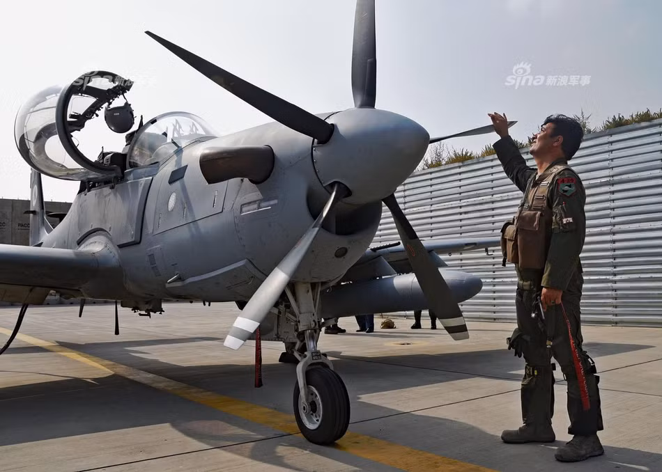 Tốc độ bay tối đa của A-29 có thể lên tới 590 km/h, tốc độ bay hành trình đạt 520 km/h. Tầm bay tối đa của A-29 đạt 1330 km, bán kính chiến đấu đạt 550 km và trần bay khoảng 10.600 mét. Nguồn ảnh: Sina.