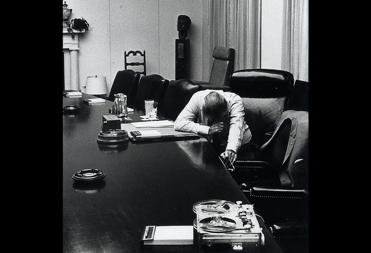 Phản ứng của Tổng thống Mỹ Lyndon B. Johnson sau khi nghe đoạn băng ghi âm của người con rể gửi về từ chiến trường Việt Nam. Nguồn ảnh: Theatlantic.