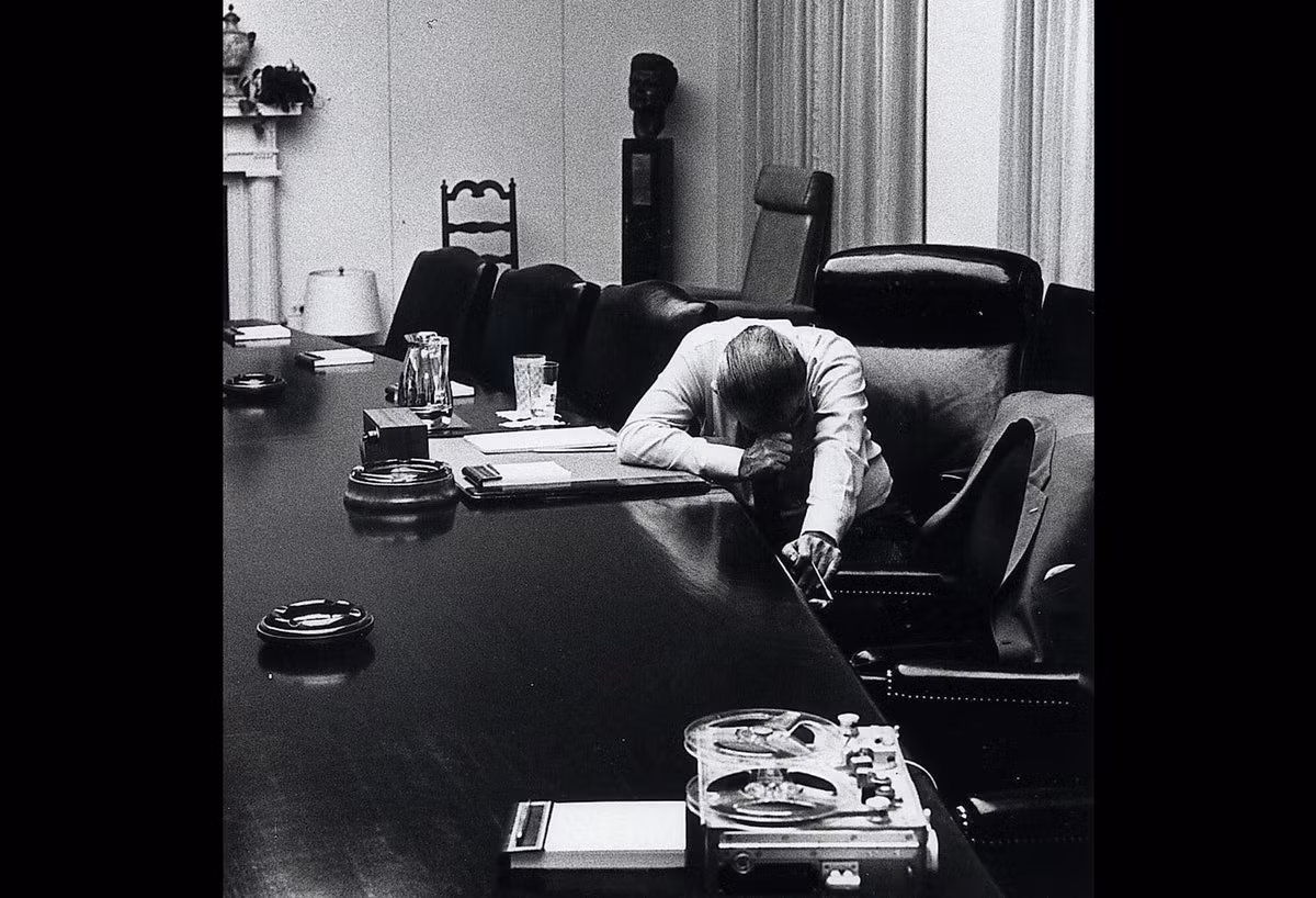 Phản ứng của Tổng thống Mỹ Lyndon B. Johnson sau khi nghe đoạn băng ghi âm của người con rể gửi về từ chiến trường Việt Nam. Nguồn ảnh: Theatlantic.