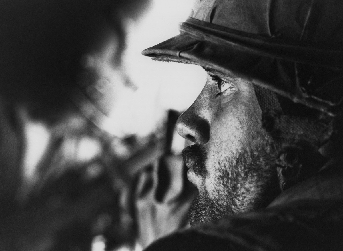 Vẻ mặt mệt mỏi của một người lính Mỹ sau nhiều ngày chiến đấu liên tục ở mọi mặt trận trong Sài Gòn. Lối đánh du kích trong đô thị của Quân giải phóng đã khiến Mỹ và đồng minh không thể chống đỡ nổi, họ chỉ còn biết cách dùng tất cả hỏa lực mà mình có để đáp trả lại. Nguồn ảnh: Theatlantic.