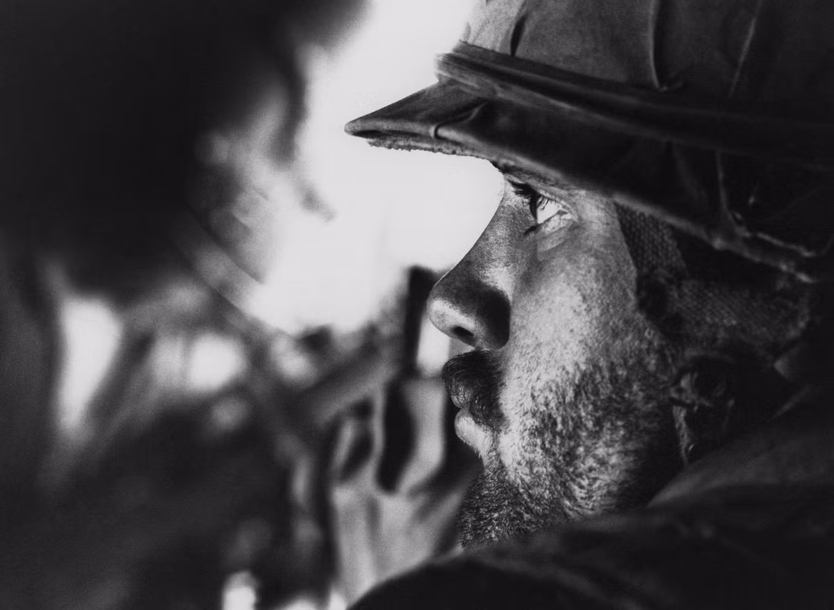 Vẻ mặt mệt mỏi của một người lính Mỹ sau nhiều ngày chiến đấu liên tục ở mọi mặt trận trong Sài Gòn. Lối đánh du kích trong đô thị của Quân giải phóng đã khiến Mỹ và đồng minh không thể chống đỡ nổi, họ chỉ còn biết cách dùng tất cả hỏa lực mà mình có để đáp trả lại. Nguồn ảnh: Theatlantic.