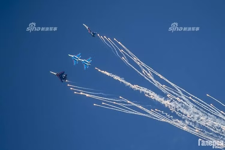 Kết hợp giữa đồng diễn trên không cùng với hiệu ứng "ánh sáng" từ những pha thả mồi nhiệt, Những kỵ sỹ Nga luôn biết chiều lòng người hâm mộ ở dưới mặt đất. Nguồn ảnh: Sina.