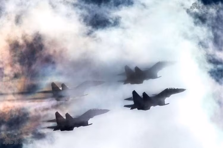 Những tiêm kích Su-27 trong đội bay Những kỵ sỹ Nga. Tại mọi cuộc thi Aviadraft, đội bay Những kỵ sỹ Nga luôn là đội bay được mong đợi nhiều nhất với những màn trình diễn cực kỳ ấn tượng và đẹp mắt. Nguồn ảnh: Bazeqeg.