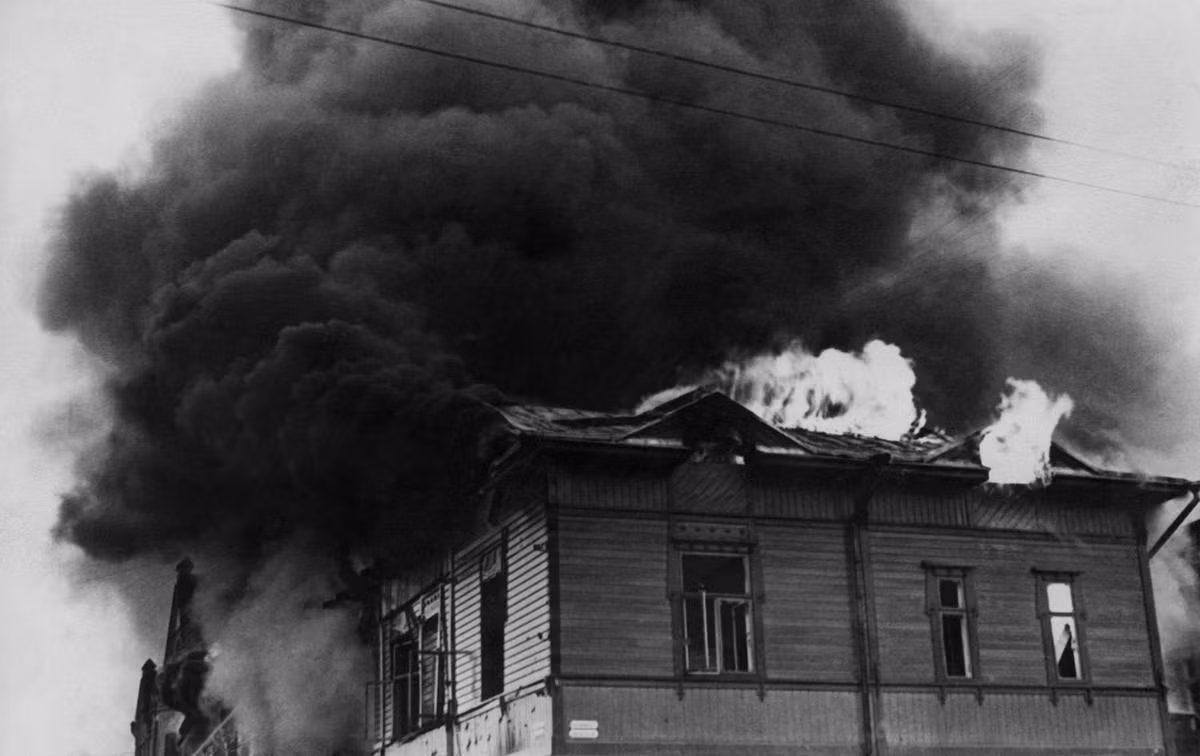 Tham gia vào Chiến tranh Mùa Đông, phía Phần Lan chỉ có vỏn vẹn khoảng 250.000 quân trong khi đó phía Liên Xô huy động tổng cộng khoảng 1 triệu quân cùng rất nhiều phương tiện chiến tranh hạng nặng như xe tăng với khoảng 5000 chiếc và khoảng 3800 máy bay các loại. Ảnh: Phần Lan bị máy bay Liên Xô tấn công. Nguồn ảnh: Theatlantic.