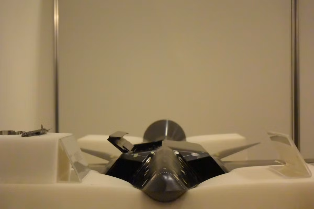 Toàn bộ bề mặt của máy bay đều được đóng kín, bao gồm cả khoang vũ khí. Nếu thiết kế này được đi kèm với một loại vật liệu chống phản xạ radar tiên tiến thì khả năng tàng hình của chiếc chiến đấu cơ tương lai này sẽ cực kỳ vượt trội so với các mẫu chiến đấu cơ thế hệ 5 tương tự khác. Nguồn ảnh: Twiiter.