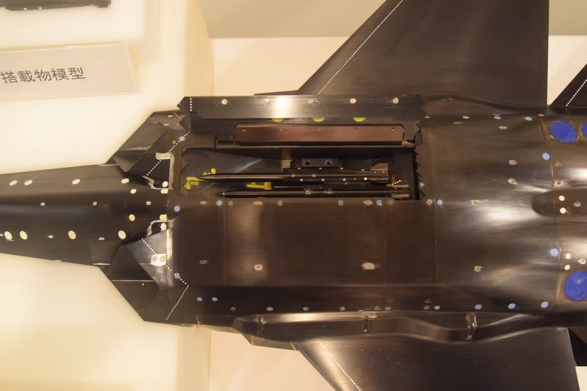 Lực lượng Phòng vệ Nhật Bản đã bắt tay vào nghiên cứu các chiến đấu cơ thế hệ thứ 5 từ khi Mỹ từ chối bán các chiến đấu cơ F-22 Raptor cho Nhật Bản. Trên thực tế, Nhật Bản hoàn toàn dựa dẫm vào việc chuyển giao công nghệ quân sự từ Mỹ sau Chiến tranh Thế giới thứ 2 và mãi tới những năm 2000, nước này mới có kế hoạch cụ thể về việc "thoát" khỏi cái bóng của Mỹ" trong các chương trình hiện đại hóa lực lượng vũ trang. Nguồn ảnh: Twitter.