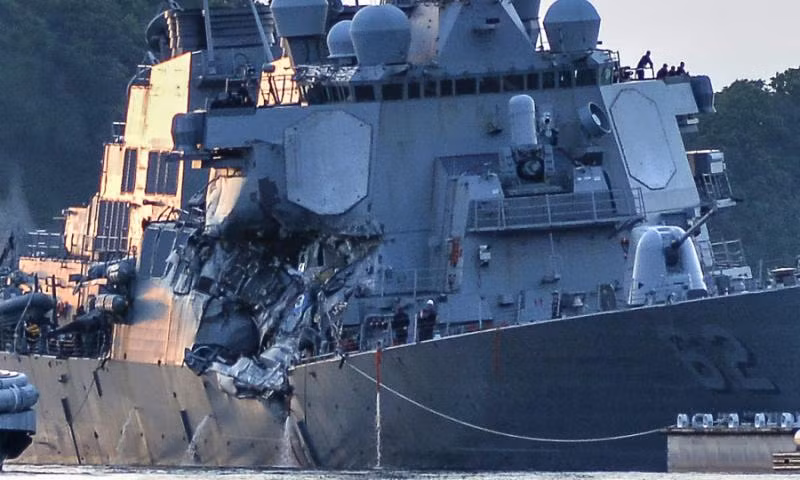 Hải đoàn 15 khu trục hạm Mỹ có biên chế đầy đủ 7 khu trục hạm. Tuy nhiên sau hai vụ tai nạn liên tiếp trong hai tháng vừa qua, số lượng khu trục hạm trong Hải đoàn này giờ giảm xuống chỉ còn có 5, thiệt hại lên tới… 28% quân số. Nguồn ảnh: Stripe.