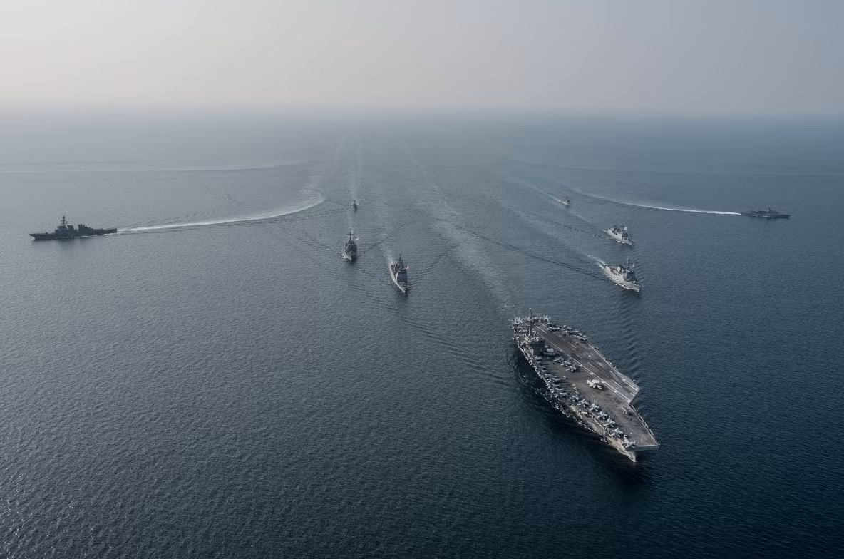 Nhóm tác chiến tàu sân bay số 5 của Hạm đội 7 thuộc Hải quân Mỹ hiện giờ vẫn hoạt động tốt ở khu vực biền Nam Hàn Quốc, nhóm tàu sân bay này hoàn toàn không bị ảnh hưởng gì sau các vụ tai nạn liên tiếp vừa xảy ra với các khu trục hạm của Hạm đội 7. Nguồn ảnh: Aviation.