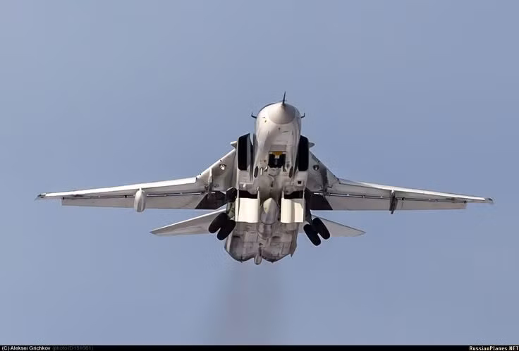 Vũ khí của Su-24 bao gồm 1 pháo chính 23 mm GSh-6-23 với cơ số đạn lên tới 500 viên, ngoài ra máy bay còn mang theo được tới 8 tấn vũ khí dưới 9 giá treo. Nguồn ảnh: Pinterest.