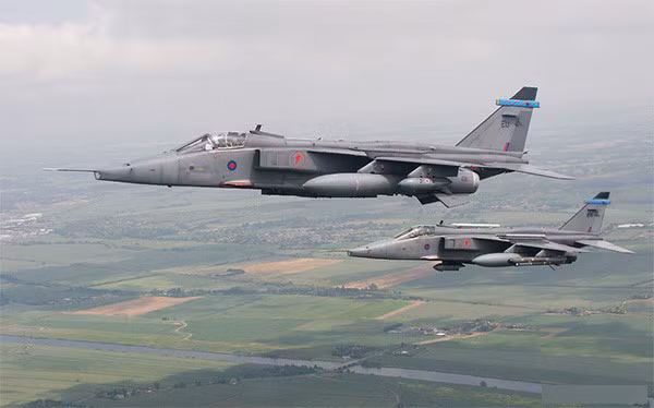 SEPECAT Jaguar là dự án phát triển chung của Pháp và Anh. Nhưng nay máy bay này chỉ còn hoạt động ở Ấn Độ. Nó có thể gắn thiết bị tác chiến điện tử, trinh sát và thùng nhiên liệu ngoài.