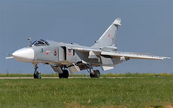 Dù đã “già”, chiếc Su-24 vẫn là một máy bay cường kích tầm xa mạnh mẽ. Máy bay loại này từng tham chiến cùng quân đội Liên Xô ở Afghanistan. Ngoài vai trò chính là oanh tạc cơ siêu âm, máy bay còn có thể đảm đương nhiệm vụ trinh sát.