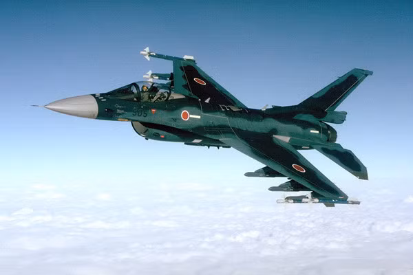 Mitsubishi F-2 là chiến đấu cơ của Nhật dùng cho nhiệm vụ yểm trợ mặt đất và diệt hạm. Tốc độ tối đa lên tới 2.100km/h, trần bay là 18km. Phiên bản F-2A có 1 ghế ngồi; phiên bản F-2B có 2 ghế ngồi, dùng cho huấn luyện.