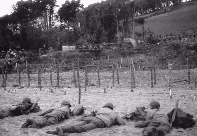 Cụ thể, khi quân Mỹ tiến hành tập dượt đổ bộ vào khu vực Slapton, phía Quân Anh với tàu tuần dương hạm hạng nặng HMS Hawkins đã nã pháo thẳng vào phía quân Mỹ gây ra cái chết của 308 lính Mỹ trong buổi sáng ngày hôm đó. Nguồn ảnh: Warfare.