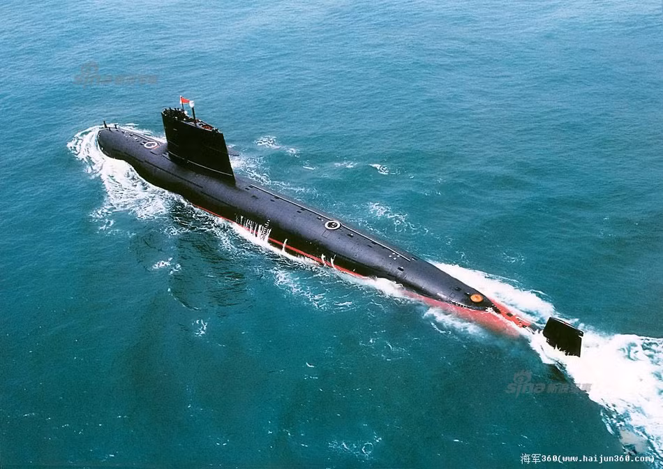 Hiện tại Type 039 vẫn là một trong các lớp tàu ngầm tấn công thông thường chủ lực của Hải quân Trung Quốc, bên cạnh đó họ cũng chẳng thể nào thay thế được Kilo như tuyên bố trước đó. Thậm chí ở lớp tàu ngầm kế cận của Type 039 là Type 039A, thiết kế của nó cũng ngày càng giống Kilo. Điều này cho thấy ít nhiều giới hạn của công nghệ tàu ngầm Trung Quốc. Nguồn ảnh: Sina.