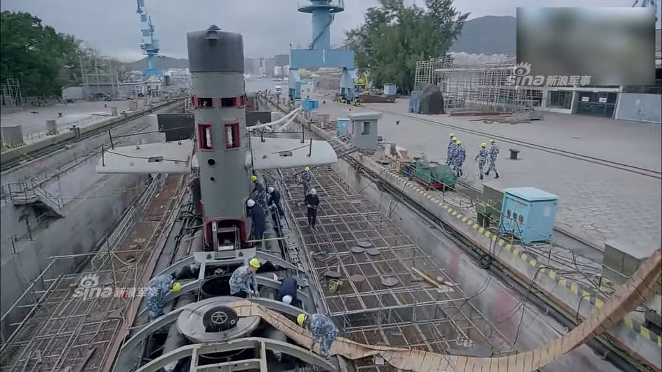 Type 039 có độ giãn nước khoảng 2250 tấn khi lặn, chiều dài của tàu đạt 74,9 mét, lườn rộng 8,4 mét và có mớm nước khi nổi đạt 5,3 mét. Nguồn ảnh: Sina.