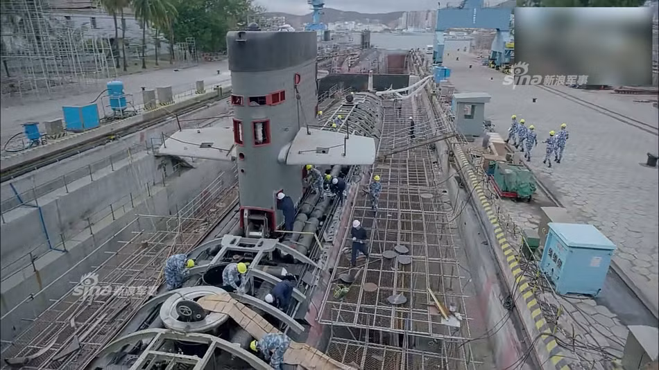 Sử dụng kết hợp động cơ điện-diesel, tàu ngầm Type 039 có cách thức hoạt động giống hệt với các loại tàu ngầm điện-diesel trước đó đó là khi lặn sử dụng pin từ ác-quy, khi nổi dùng động cơ diesel vừa để chạy, vừa để sạc lại ác-quy. Nguồn ảnh: Sina.