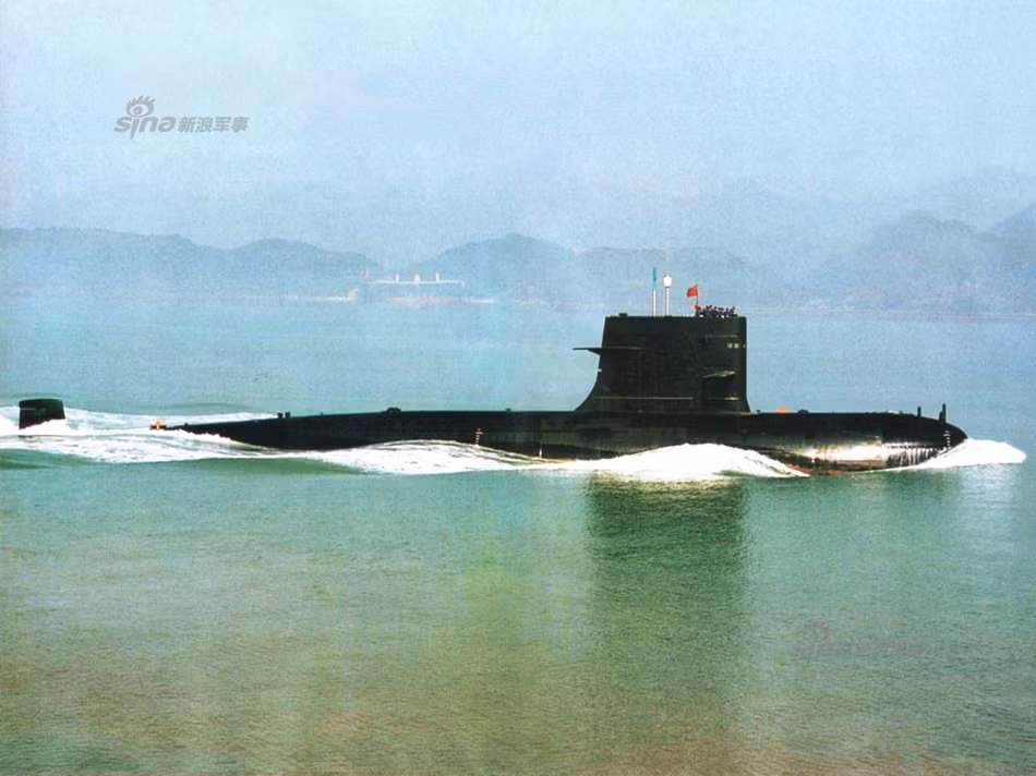 Tốc độ tối đa của Type 039 đạt 22 hải lý/giờ, tương đương với khoảng 41 km/h. Tàu ngầm Type 039 của Trung Quốc được tuyên bố là đã vượt qua được độ sâu 300 mét. Nguồn ảnh: Sina.