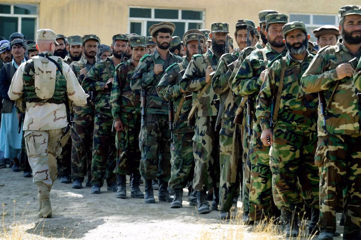 Binh lính Mỹ trong một trại huấn luyện cho Quân đội Afghanistan tại Kunduz. Lực lượng Quân đội Afghanistan được đánh giá là có tinh thần chiến đấu rất kém và không hề có động lực trong cuộc chiến chống lại phiến quân Taliban hay cả al-Qaeda. Nguồn ảnh: BI.