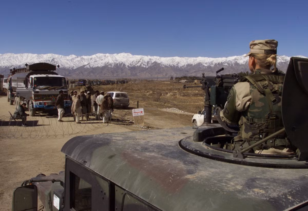 Sau khi tiến quân vào Afghanistan, Quân đội Mỹ cũng bắt đầu thực hiện các chiến dịch quân sự tìm-diệt khủng bố của mình, và nó chẳng khác gì chiến lược tìm và diệt mà Mỹ từng sử dụng trong Chiến tranh Việt Nam. Kết quả mà người Mỹ nhận được từ các chiến dịch này khá khiêm tốn so với những tổn thất mà họ phải hứng chịu. Nguồn ảnh: BI.