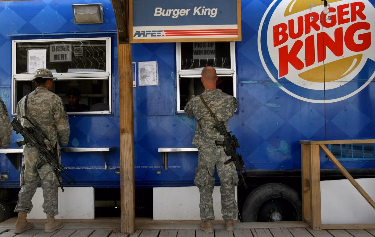 Và để cổ vũ cho tinh thần binh sĩ vốn đã kiệt quệ sau hàng chục năm chiến tranh, Quân đội Mỹ luôn cố gắng mang hình ảnh quê nhà từ nước Mỹ đến đất nước Nam Á, Afghanistan xa xôi. Nguồn ảnh: BI.