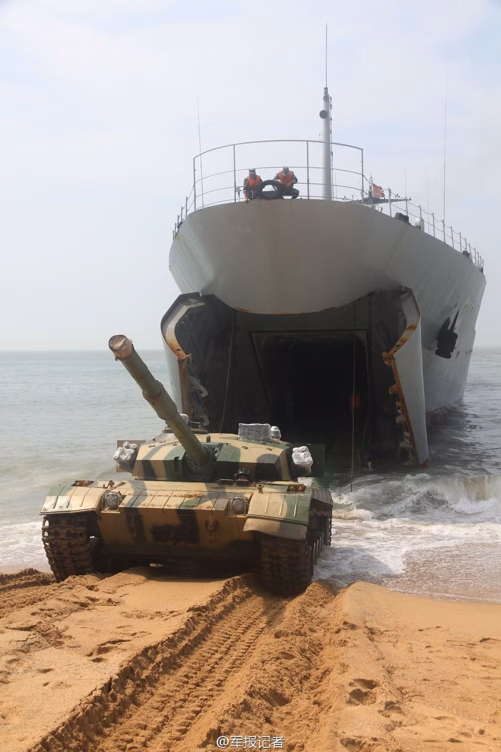 Newsweek cũng trích lời Malcolm Davis, một chuyên gia về các vấn đề Quốc phòng Trung Quốc tại Viện chính sách Chiến lược Úc cho biết, cuộc tập trận tới đây có khả năng là nhằm gửi một thông điệp cứng rắn về việc Trung Quốc sẵn sàng can thiệp quân sự bất cứ lúc nào vào Triều Tiên, nếu như Mỹ có hành động vượt quá giới hạn. Bởi sau khi Bình Nhưỡng liên tục thử nghiệm tên lửa trong khoảng thời gian gần đây, Washington đã tuyên bố sẽ hành động dứt khoát để chấm dứt tình trạng trên. Nguồn ảnh: China.