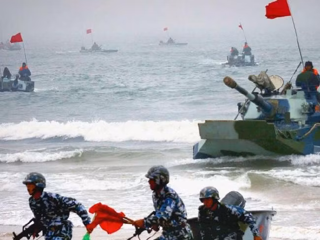 Dù cả Trung Quốc và Mỹ đều mạnh miệng trong các tuyên bố của mình về vấn đề Triều Tiên hay tranh chấp lãnh thổ trên Biển Hoa Đông, thì vẫn chỉ dừng lại ở lời nói bởi không bên nào muốn tay mình "nhuốm máu" trước. Và trò chơi bên miệng hố chiến tranh của hai ông lớn chỉ đơn giản là cách họ đe nẹt đối phương nhằm dành lợi thế trên chính trường. Nguồn ảnh: News.