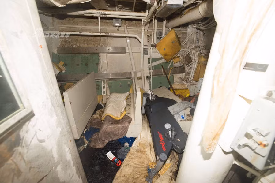 Hiện trường sau cú va chạm giữa khu trục hạm Mỹ và tàu hàng vẫn ngổn ngang và được giữ nguyên cho các nhà điều tra của Hải quân Mỹ xem xét. Nguồn ảnh: NPR.