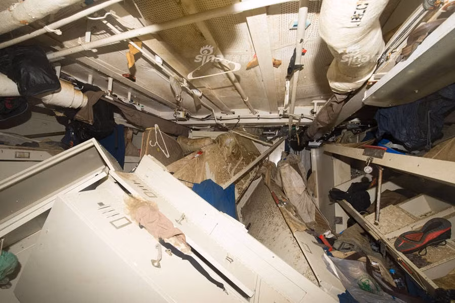 Cú đâm khiến khoang bên trong con tàu bị biến dạng hoàn toàn, mọi đồ đạc, đồ dùng đều bị hư hỏng nặng. Nguồn ảnh: NPR.