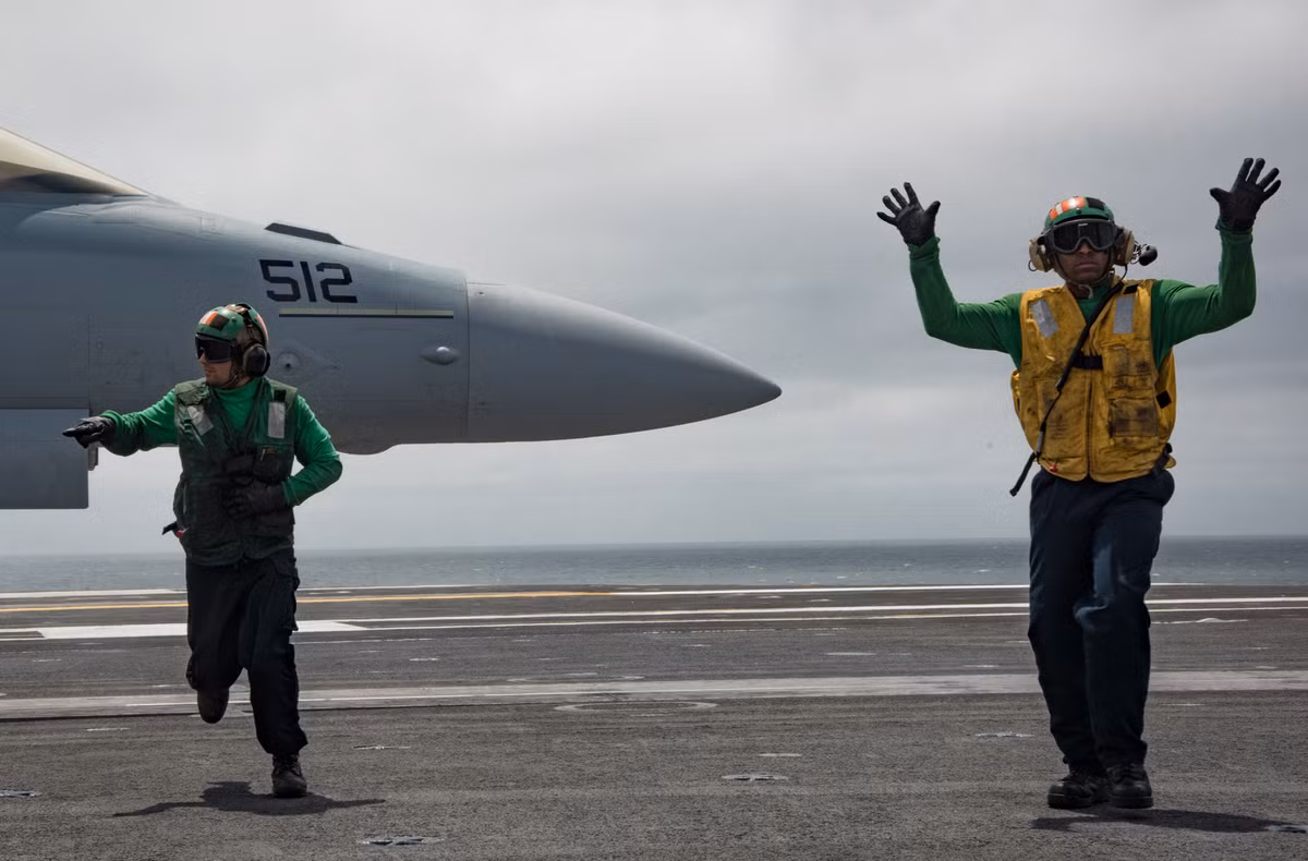 Khu vực bờ Đông Thái Bình Dương hiện đang là địa điểm tập kết của tàu sân bay USS Theodore Roosevelt (CVN-71) và các tàu hộ tống. USS Theodore Roosevelt là một trong những tàu sân bay lớn nhất của Mỹ, tàu có độ giãn nước 104.600 tấn, sử dụng động cơ hạt nhân và có khả năng mang theo tối đa tới 90 máy bay cánh bằng và trực thăng các loại. Nguồn ảnh: ISNI.