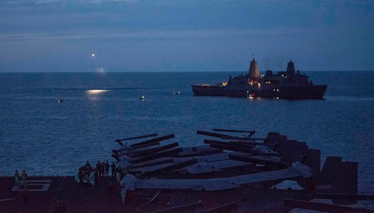 Còn xa hơn về phía châu Đại Dương ở vùng Biển San Hô, nằm ngoài bờ đông bắc Australia là sự hiện diện của tàu đổ bộ tấn công USS Bonhomme Richard. Tàu đổ bộ tấn công USS Bonhomme Richard của Hải quân Mỹ được hạ thủy từ năm 1997, tàu có trọng tải 40.500 tấn và có khả năng mang theo tối đa 42 chiếc trực thăng CH-46 Sea Knight. Nguồn ảnh: ISNI.