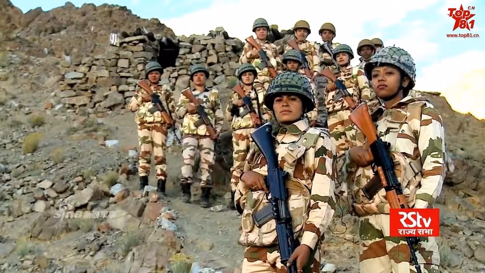 Sau màn ném đá và dùng ná cao su bắn nhau ở biên giới Trung-Ấn, Ấn Độ tiếp tục mang băng rổn biểu ngữ ra giăng khắp khu vực tranh chấp này để "tâm lý chiến" với lực lượng biên phòng Trung Quốc. Đáng nói ở chỗ, lần này Ấn Độ đã điều rất nhiều nữ quân nhân ra biên giới. Nguồn ảnh: RStv.