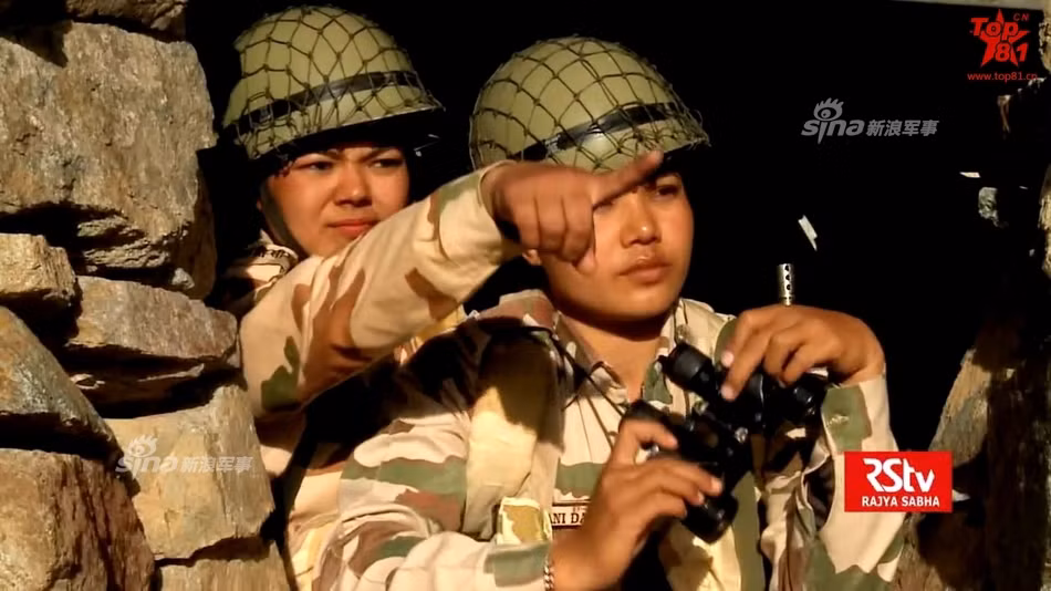 Kỳ lạ là ở khu vực biên giới này Ấn Độ lại triển khai khá nhiều đơn vị nữ quân nhân, và nhiều nhận định cho rằng họ đang cố dùng đòn tâm lý chiến với Trung Quốc vốn toàn binh sĩ nam. Nguồn ảnh: RStv.