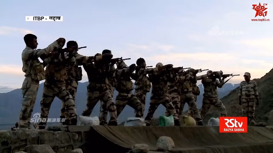 Tuy nhiên, trong nền văn hóa Ấn Độ, phụ nữ thường ít được coi trọng khi xã hội luôn có tư tưởng trọng nam khinh nữ, thậm chí nữ giới còn không được đi họ. Dó đó hầu hết các nữ quân nhân đóng tại biên giới Trung-Ấn phần lớn xuất thân là con nhà khá giả hoặc là con của các lãnh đạo, sĩ quan trong Quân đội Ấn Độ. Nguồn ảnh: RStv. 