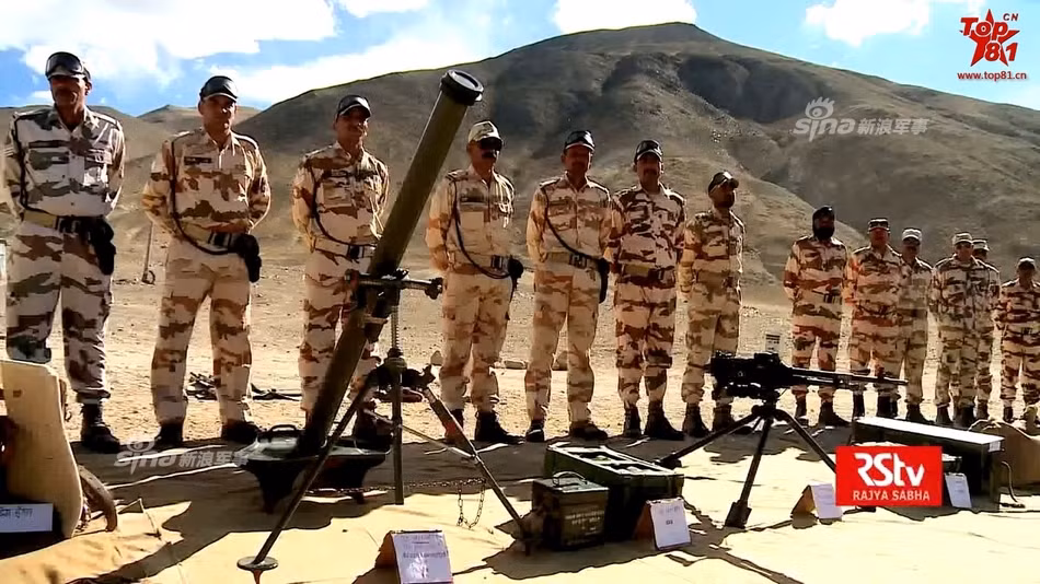 Vũ khí của Quân đội Ấn Độ ở khu vực biên giới là quá nhiều, lực lượng này thường xuyên mang theo vũ khí hạng nặng ra khu vực biên giới để "trưng bày", đe dọa đối phương. Nguồn ảnh: RStv.