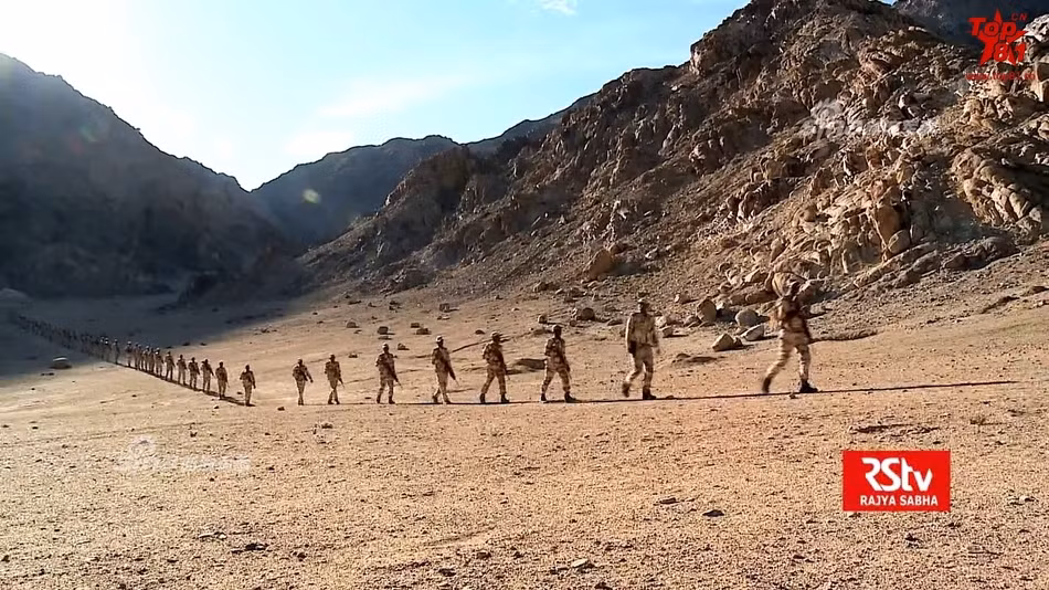 Quân đội Ấn Độ dàn quân đi tuần tra dọc tuyến biên giới Trung-Ấn. Nguồn ảnh: RStv.