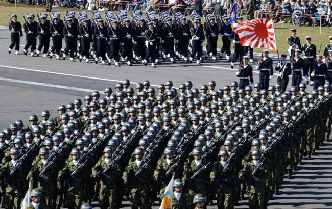 Tổng dân số của Nhật Bản là 126 triệu người, trong đó có 54 triệu người đang nằm trong độ tuổi lao động (tuổi nghỉ hưu của nước này là 65 tuổi ở nam giới). Trong số 54 triệu người đang trong độ tuổi lao động, có 44 triệu người trong độ tuổi tổng động viên (trên 18 và dưới 45 tuổi). Hàng năm, Nhật Bản có 1,2 triệu người bước vào tuổi nhập ngũ. Nguồn ảnh: Herald.