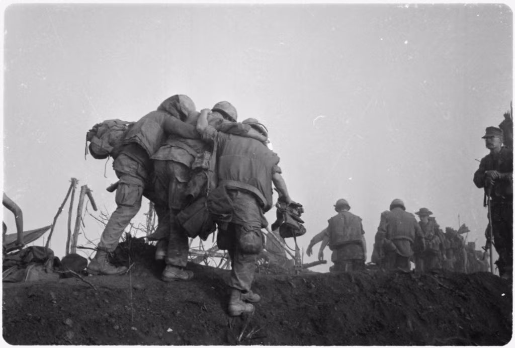 Vạn tường được biết tới như cuộc đụng độ quy mô lớn đầu tiên giữa Quân đội Mỹ và Quân giải phóng trên bộ. Tham gia trận Vạn Tường trong chiến tranh Việt Nam, Quân đội Mỹ huy động tới khoảng 9000 quân, 105 xe tăng và xe bọc thép, 100 máy bay trực thăng và 70 máy bay phản lực chiến đấu cùng 6 tàu chiến. Nguồn ảnh: Negra.