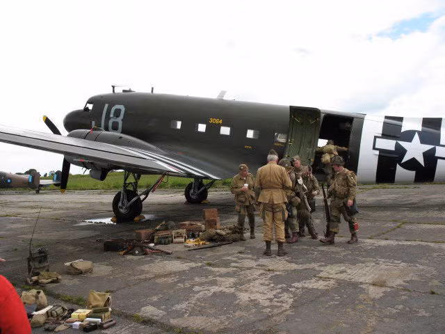 Có khả năng chở theo khoảng 1 tiểu đội lính dù với trang thiết bị đầy đủ, máy bay vận tải Dakota có thể bay ổn định ở độ cao thấp, tầm bay tới 5000 km và đặc biệt là có khả năng leo lên độ cao 3000 mét chỉ trong 10 phút, cực kỳ thích hợp với chiến thuật đổ bộ đường không thời bấy giờ. Nguồn ảnh: Warhistory.