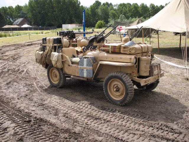 Không chỉ là phương tiện chuyên chở, những chiếc xe Jeep còn có thể được cải biên thành những phương tiện chiến đấu dành cho lực lượng đặc biệt hoặc hổ trợ hỏa lực cho bộ binh trên chiến trường. Vũ khí trang bị cho chúng cũng khá đa dạng gồm súng máy, cối 60mm, hay thậm chí là cả súng không giật. Nguồn ảnh: Warhistory.