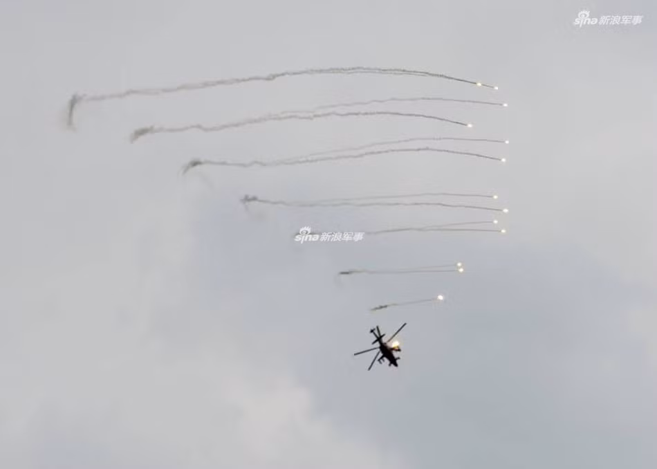 Trực thăng chiến đấu cũng được tham gia cuộc diễn tập. Nguồn ảnh: Sina.