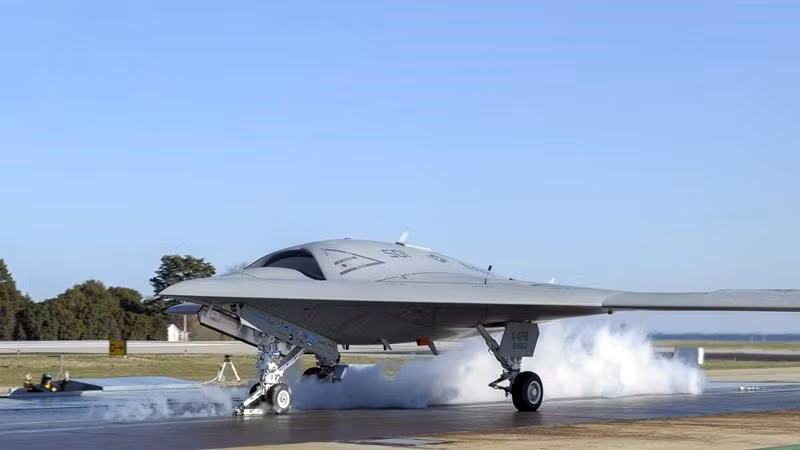 X-47B PEGASUS sử dụng công nghệ và thiết kế giống X-45 UCAV nhưng có thể cất cánh từ tàu sân bay. X-47B bay ở tốc độ siêu thanh 0,45 Mach, tự động cất cánh, tiếp nhiên liệu trên không, mang bom thông minh và các loại vũ khí hủy diệt khác.