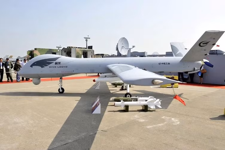 WING LONG II UAV. Chiếc máy bay đặc biệt này được công ty Máy bay Thành Đô, Trung Quốc sản xuất. WING LONG II sử dụng cho các hoạt động do thám và trinh sát. Tuy nhiên, nó cũng được trang bị tên lửa không đối không, tên lửa hành trình phá hủy mục tiêu mặt đất, bom dẫn đường bằng laser, bom sát thương và bom dẫn đường thu nhỏ