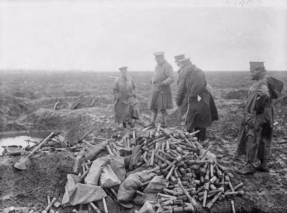 Tuy nhiên ngần ấy cũng chưa đủ để có thể tạo ra sự khác biệt, những đường hào là quá kiên cố, quá vững chắc và gần như không thể bị chọc thủng dù có lãng phí sinh mạng của hàng triệu người lính. Nguồn ảnh: Historical.