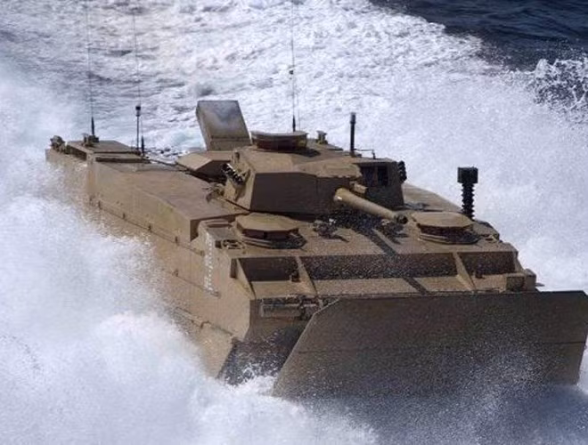 Xe có tổ lái 3 người, và có thể mang theo từ 7 binh sĩ, khi cần thiết có thể mang theo tối đa 17 binh sĩ.